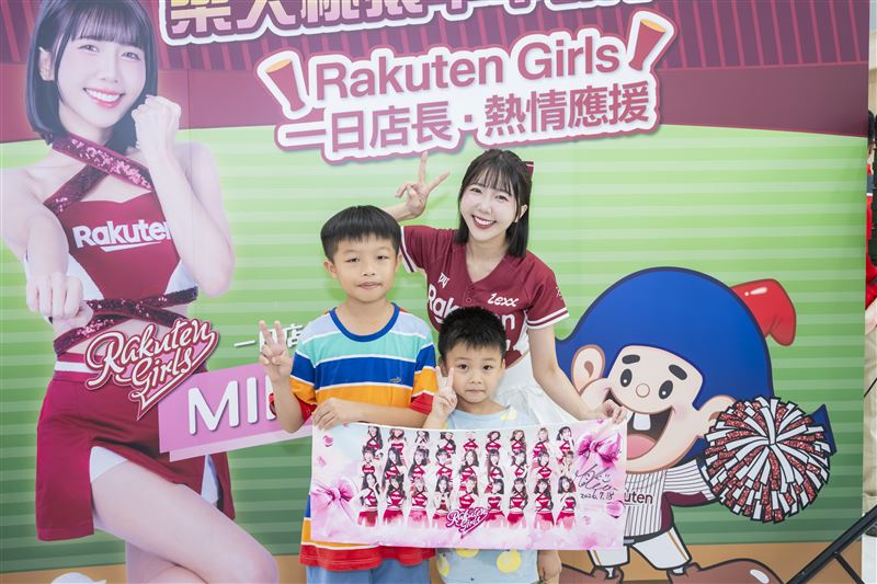 小小球迷隨同父母從球場追到大全聯,一睹女神MIKA的熱情魅力。(圖/乖乖提供)