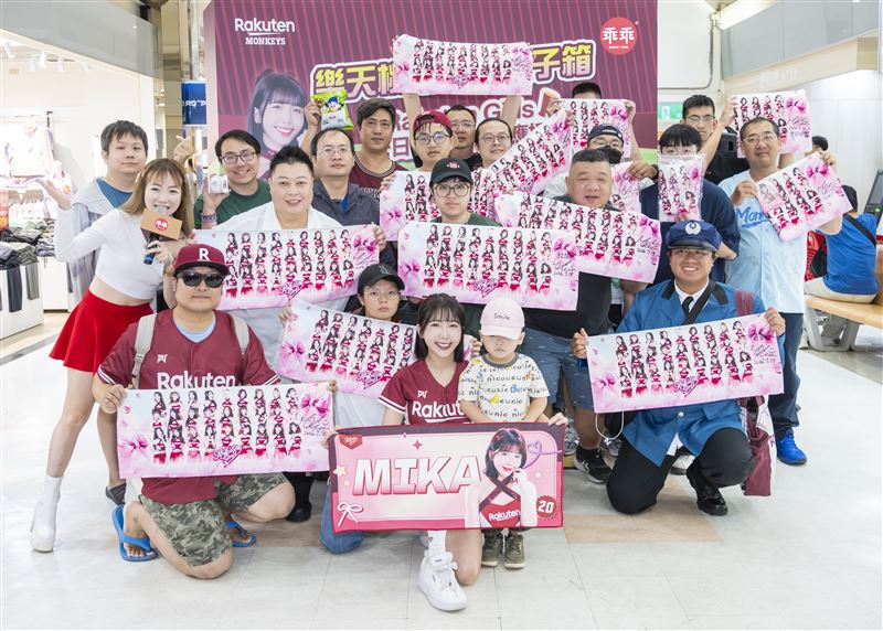 乖乖邀請樂天女孩MIKA現身大全聯忠孝店,吸引眾多粉絲搶購排隊熱鬧非凡。(圖/乖乖提供)