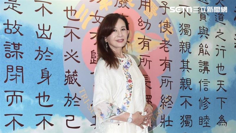 周丹薇透露,自己昨天到教會時不慎滑倒,導致右手及右肩受傷疼痛。(圖/記者田俊彥攝影)
