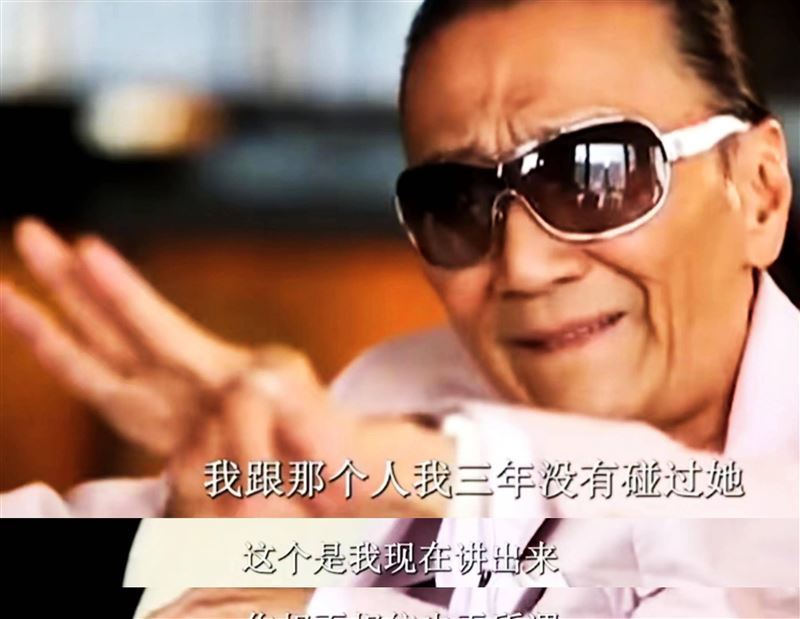 謝賢透露與小49歲嫩妹Coco曾交往三年都沒上過床,2人只是單純吃飯和跳舞,排解內心的寂寞。(圖/翻攝自微博)