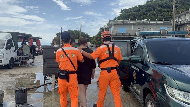 小琉球2遊客摸海龜遭逮　最重罰30萬元