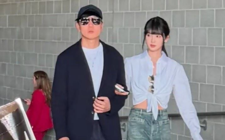 當天林俊傑以深色西裝搭配墨鏡現身,展現低調帥氣風格,身旁的七七則穿著白色短版上衣搭配牛仔褲,清新打扮十分吸睛。(圖/翻攝自微博)