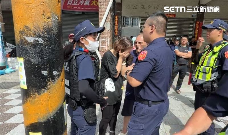 45歲劉女經唾液毒篩驗出4種毒品反應,她與陳姓丈夫(藍衣)是長期吸毒的毒販。(圖/翻攝畫面)
