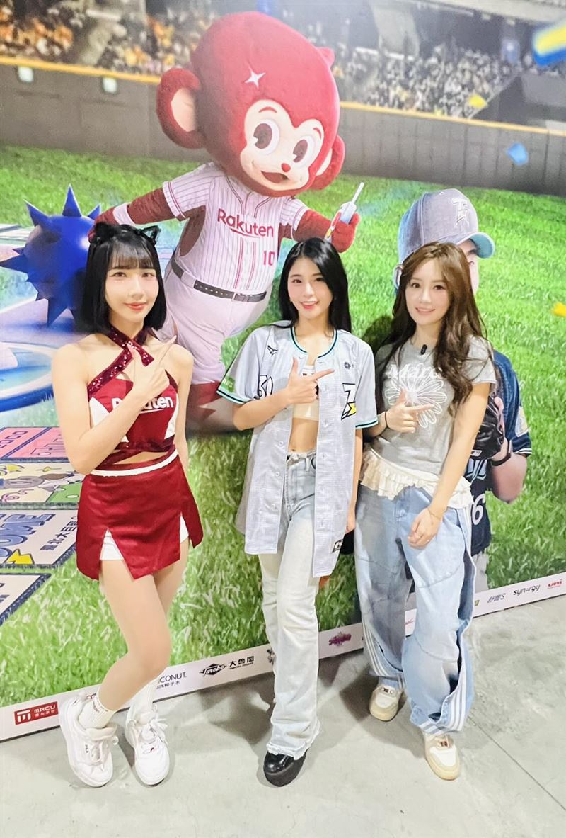 樂天女孩彭彭（左起）、啦啦隊舞蹈總監筱晴、與樂天女孩若潼（圖／樂天桃猿提供）