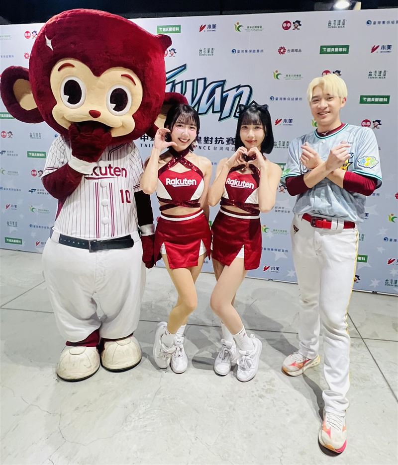 樂天桃猿吉祥物猿氣小子（左起）、樂天女孩Mika、樂天女孩彭彭與應援團長Aby（圖／樂天桃猿提供）