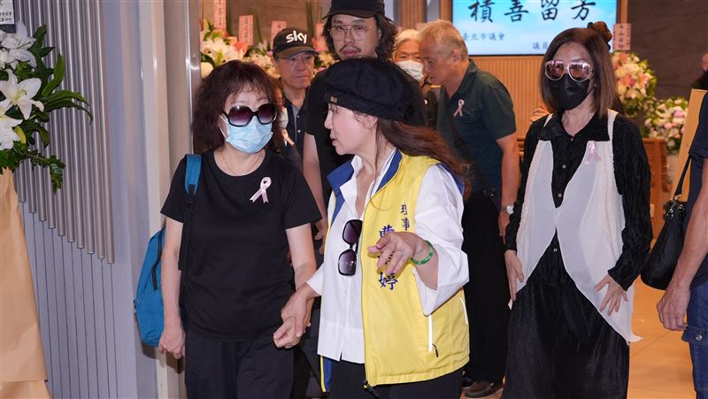 周麟猝逝一週出殯　演藝圈這3人悲慟相送