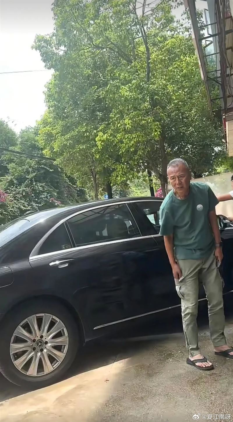 近日一段劉德凱現身大陸雲南修車廠的影片曝光,引發外界關注。(圖/翻攝自微博)