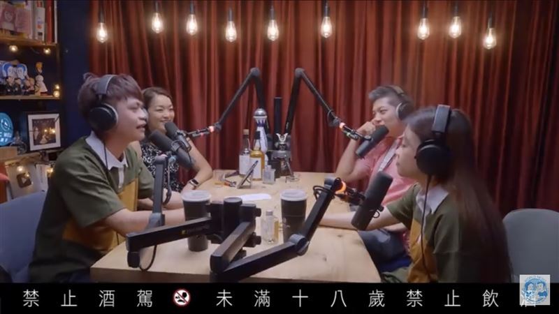 蔡阿嘎、二伯2020 年遭黑衣人襲擊,夫婦隨後在節目中證實新聞報的動機「都是假的」,背後真正的襲擊原因「不能講」。(圖/翻攝自蔡阿嘎YouTube)