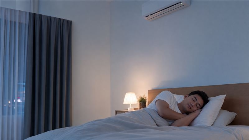 夏天吹冷氣睡覺,可以開舒眠模式更省電。(示意圖/AI生成)