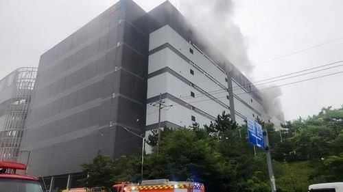 仁川酷澎物流中心大火　延燒逾50hr仍未滅