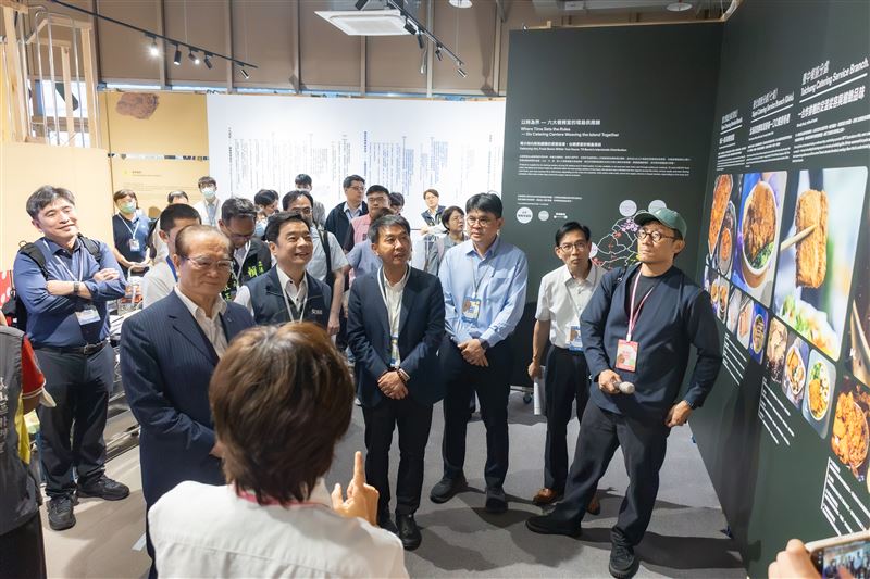 立法院一行聽取台鐵便當體驗館導覽及解說。(圖/交通部提供)