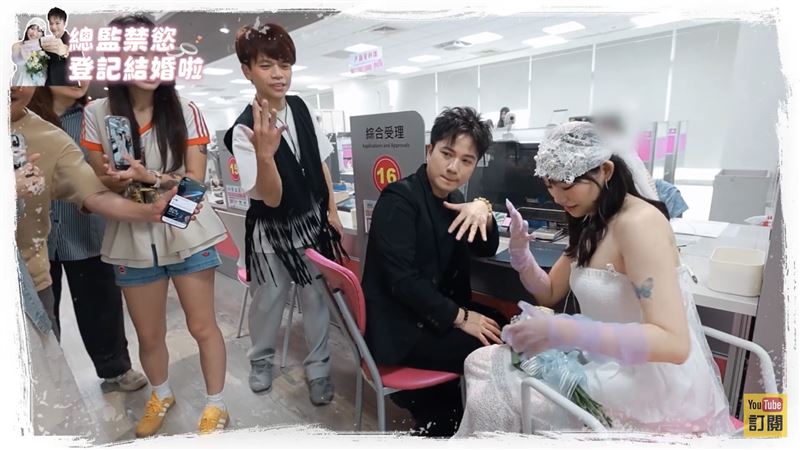 蔡阿嘎與二伯特別親自到場擔任結婚證人並簽字見證,團隊成員也紛紛到場紀錄這難得的一刻。(圖/翻攝自蔡阿嘎YouTube)