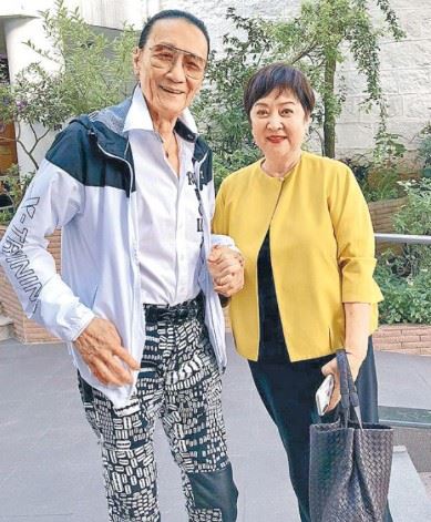 訪談尾聲,謝賢更望著甄珍笑說:「希望妳以後多看我一下,再不看我,我就掰掰了。」(圖/翻攝自網路)