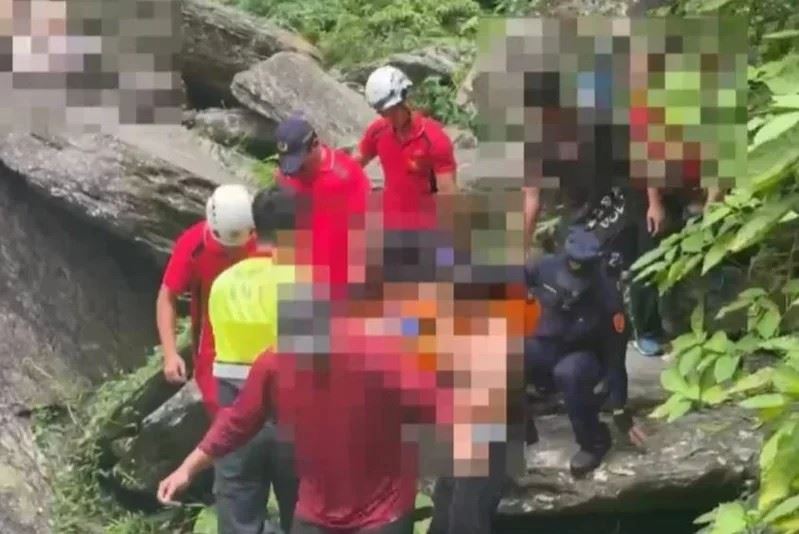 加拿大遊客闖宜蘭秘境滑倒骨折,警消搜救近2小時扛擔架送醫。(圖/翻攝畫面)
