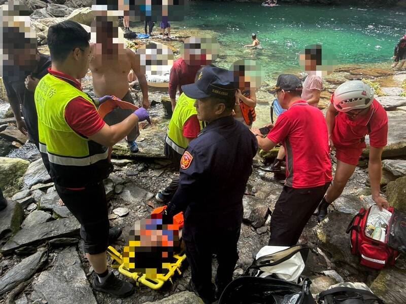 加拿大籍男子疑因地面濕滑不慎跌倒,造成右腳踝嚴重骨折,受困溪谷等待救援。(圖/翻攝畫面)
