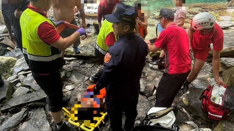 老外闖宜蘭秘境滑倒骨折　警消扛2hr送醫