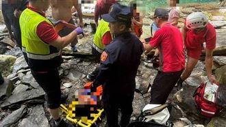 老外闖宜蘭秘境滑倒骨折　警消扛2hr送醫