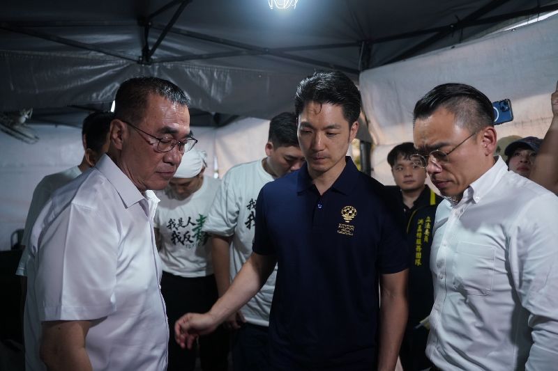 台北市長蔣萬安(前中)、國民黨新北市長參選人李四川(左1)20日傍晚前往凱達格蘭大道,探視藍營青年絕食行動。(圖/中央社)
