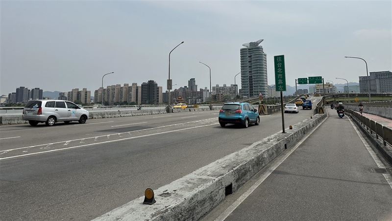 秀朗橋現5公分高低差！今晚封2車道搶修