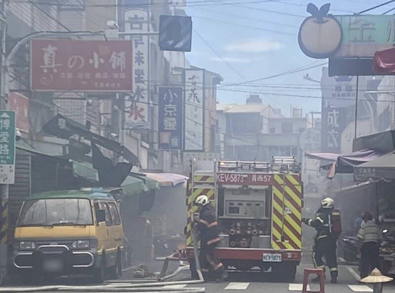 有「米苔目一條街」之稱的彰化縣員林市博愛路,中午用餐時段驚傳火警。(圖/翻攝畫面)