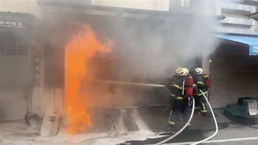 驚傳爆炸聲！員林鬧區透天厝火警2人獲救