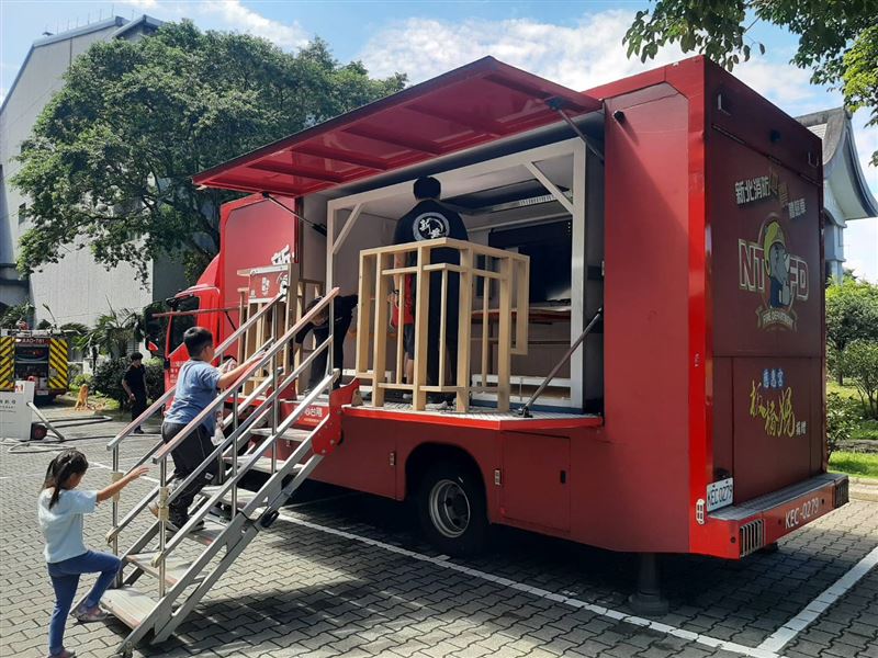 地震體驗中學童感受高達 7 級的強烈震動,並實地演練「趴下、掩護、穩住」保命三步驟。(圖/翻攝畫面)