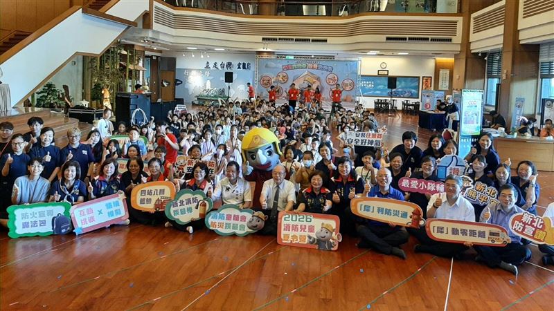 消防局長陳崇岳與貴賓及夏令營同學大合影。(圖/翻攝畫面)