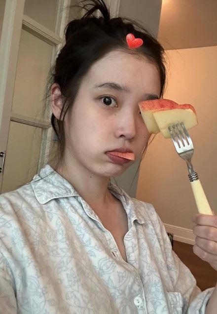 IU坦言,長期飽受「耳咽管開放症」困擾,近期病況明顯惡化,在醫師建議下,只能忍痛調整工作行程。(圖/翻攝自IU IG)
