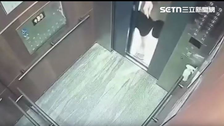 獨／電梯突暴衝16樓　男險遭夾驚險畫面曝