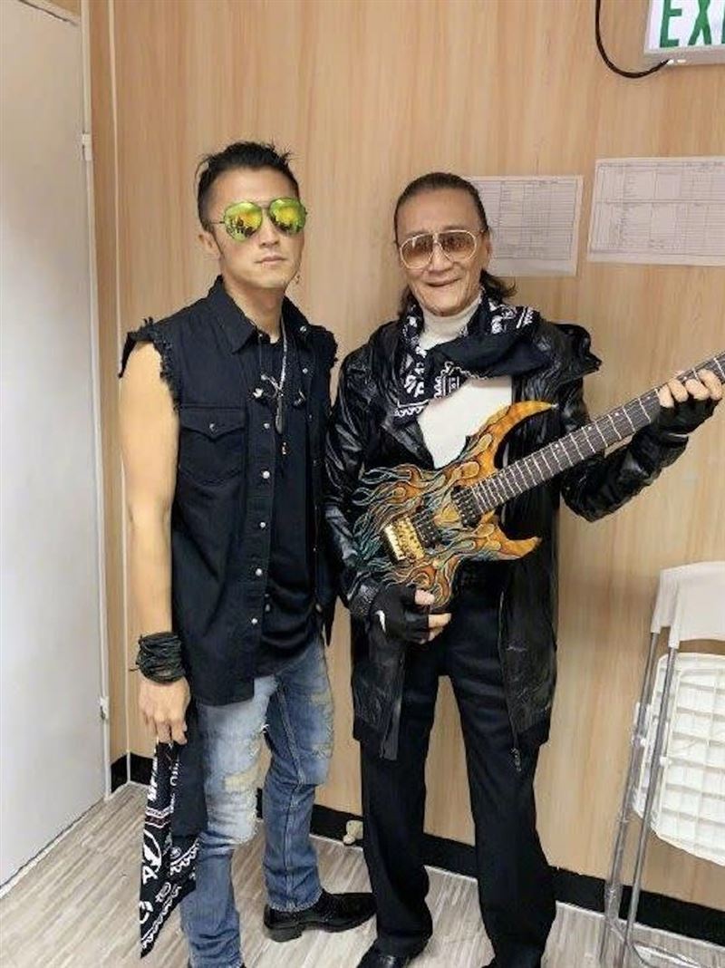 謝霆鋒依然遵循父親生前「The show must go on(表演必須繼續下去)」的教誨,按原定計畫完成青島巡迴演唱會後,再回港全力處理後事。(圖/翻攝自霍汶希微博)