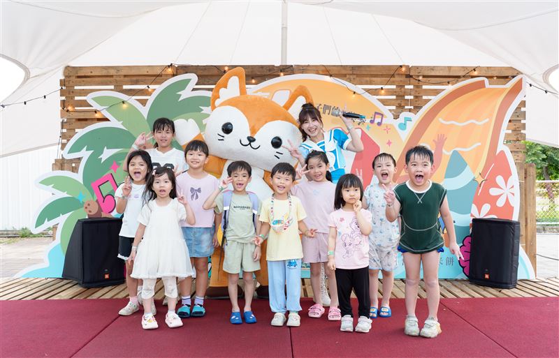 人氣小芙尼可愛登場,與孩子們開心互動並合影留念,留下歡樂回憶。(圖/翻攝畫面)