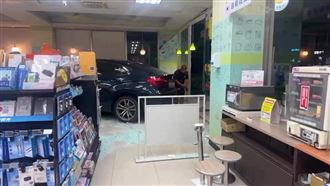 扯！嘉義轎車失控撞進超商　店員顧客驚逃