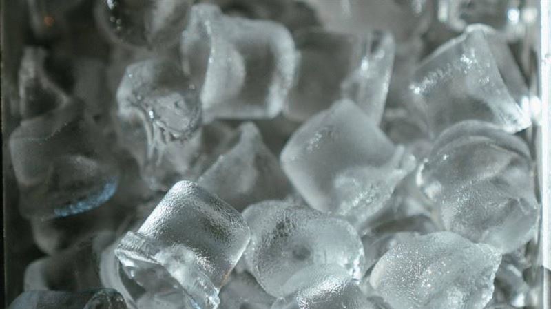 夏天太熱愛咬冰消暑？醫：恐是身體在求救