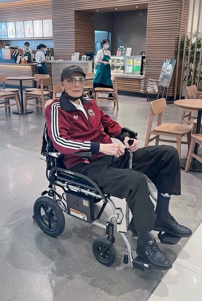 謝賢晚年行動不便需以輪椅代步,雖曾傳出中風消息,但最終是在7月16日因患上肺炎不敵病魔離世。(圖/翻攝自微博)