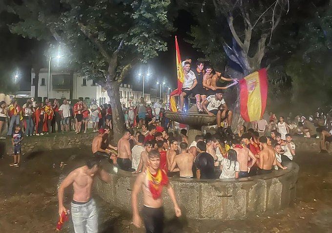 西班牙世足封王夜傳憾事,噴泉倒塌致慶祝民眾死傷。(圖/翻攝自X平台 @LaGacetaSA)