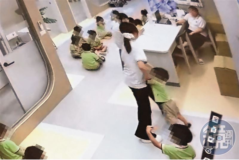趙姓老師將幼童抓起,猛力拖行至桌椅區。(讀者提供,被害人已變裝處理)