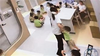 惡魔師虐童鐵證　老師集體施暴教保員幫凶