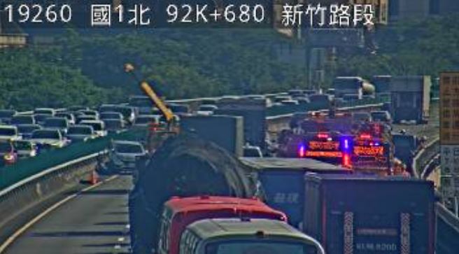 國道1號北上92.2公里、新竹路段,發生1輛槽車、2輛自小客車追撞事故,占用外線車道,導致後方回堵8公里。(圖/翻攝高公局網站)