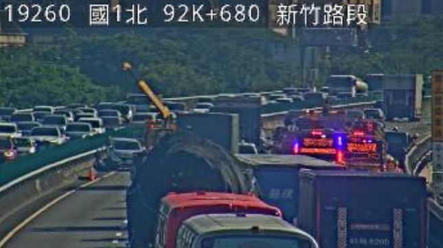 新／上班快改道！國1「3車追撞」塞爆