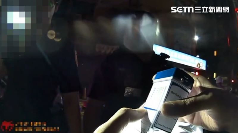 新北市三重警方攔查,意外發現林男竟是毒品通緝犯,且唾液快篩呈安非他命陽性反應。(圖/翻攝畫面)