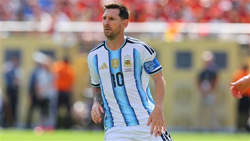 阿根廷球星梅西（Lionel Messi）與隊友德保羅（Rodrigo De Paul）確定將暫別邁阿密國際隊賽場。消息人士指出，兩人因世界盃消耗巨大，將依照國際職業足球員協會（FIFPRO）建議，進行適當休息與恢復。（圖／美聯社／達志影像）