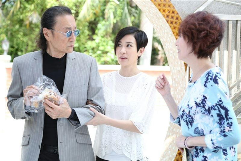 香港視后佘詩曼(中)曾與謝賢合作《賭城群英會》。(圖/翻攝自劇照)