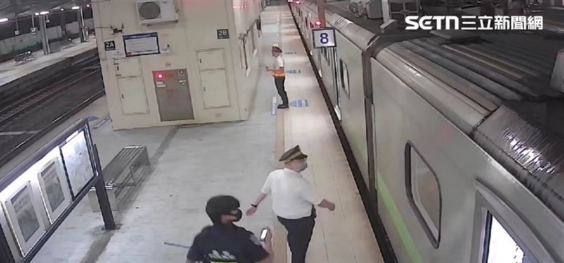 七堵站鐵警登上1274次區間車協尋失蹤人口,最後在松山車站尋獲27歲林姓女子。(圖/翻攝畫面)