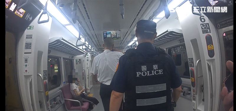 七堵站鐵警登上1274次區間車協尋失蹤人口,最後在松山車站尋獲27歲林姓女子。(圖/翻攝畫面)