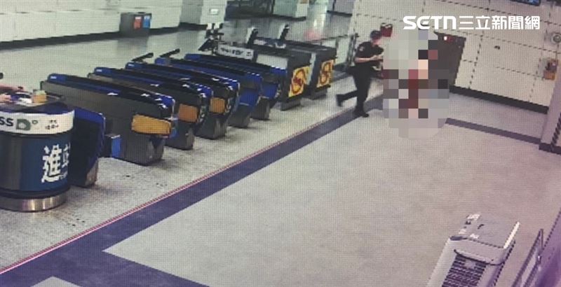 七堵站鐵警登上1274次區間車協尋失蹤人口,最後在松山車站尋獲27歲林姓女子。(圖/翻攝畫面)