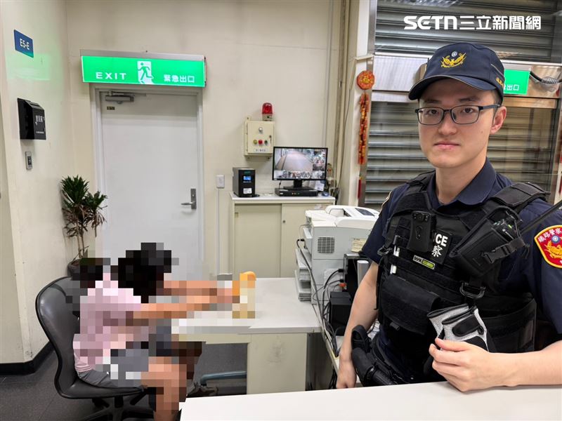 七堵站鐵警登上1274次區間車協尋失蹤人口,最後在松山車站尋獲27歲林姓女子。(圖/翻攝畫面)