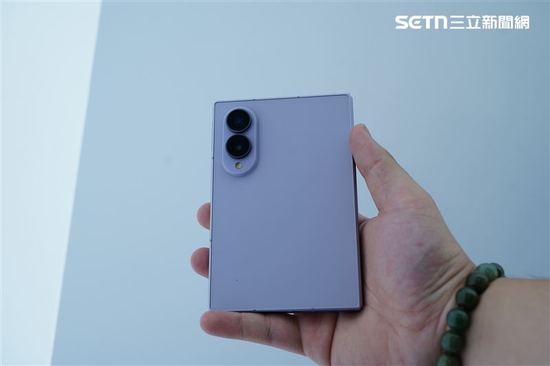 Galaxy Z Fold 8提供石墨灰（Graphite）、奶油白（Cream）、薰衣紫（Lavender）三色，線上三星商城另推出限定色開心果綠（Pistachio）。共推出 12GB+256GB、12GB+512GB、16GB+1TB 版本。（圖／實習生許家齊攝影）