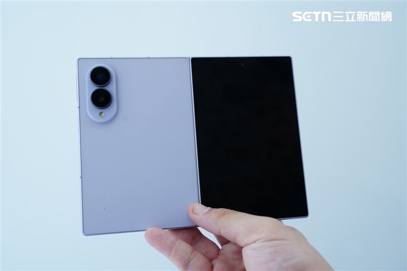 Galaxy Z Fold 8展開後機身厚度僅4.5mm，重量僅201克，是歷代Galaxy Z Fold系列中最輕薄的機型，隨身帶著毫無負擔。（圖／實習生許家齊攝影）