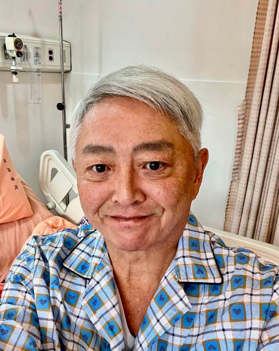 李國超在臉書曬出一張身穿病服的住院自拍照。(圖/翻攝自李國超臉書)