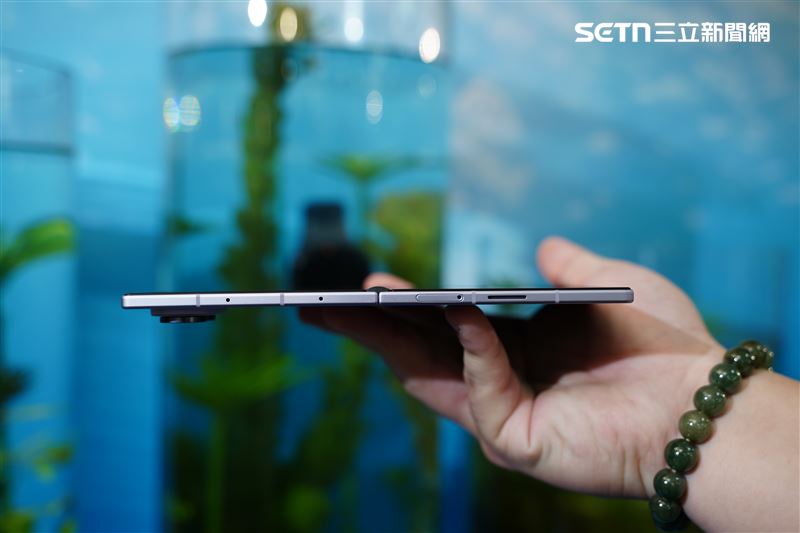 Galaxy Z Fold8 Ultra堪稱集摺疊工藝大成之作。機身厚度僅 4.1mm,重量控制在 215 克,寫下系列史上最輕薄紀錄。(圖/實習生許家齊攝影)